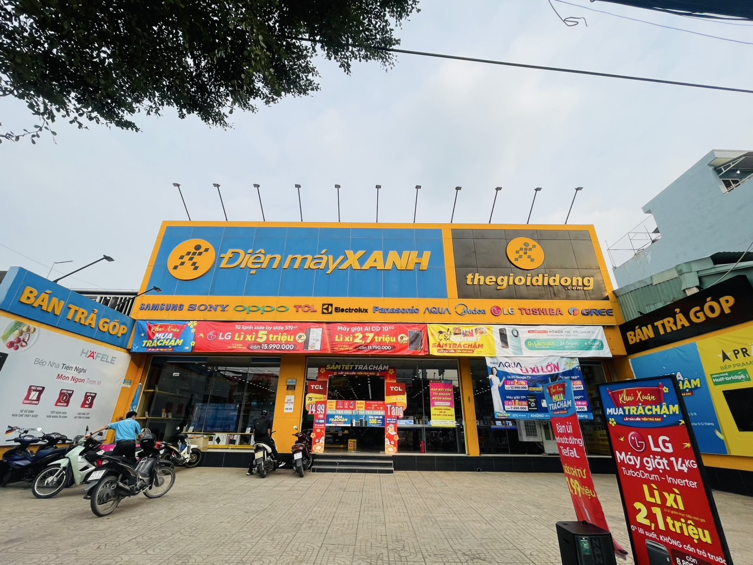 Siêu thị điện máy xanh tại Điện máy Xanh 60/9 - 60/10 Nguyễn Ảnh Thủ, Ấp Trung Lân, Xã Bà Điểm, Thành phố Hồ Chí Minh, Việt Nam